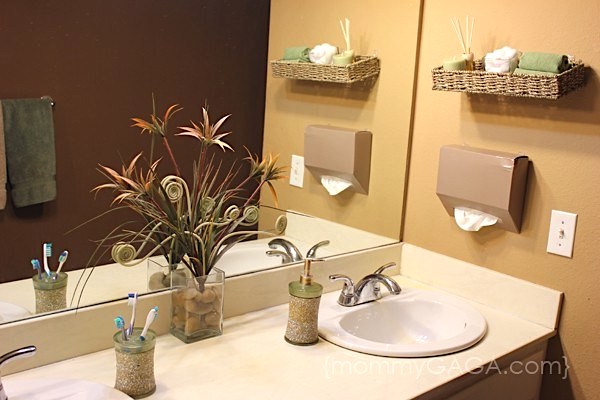 https://www.honeyandlime.co/wp-content/uploads/2012/07/DIY-hanging-paper-towel-holder-for-the-bathroom.jpg