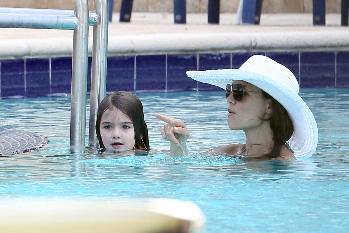 Katie Holmes And Daughter Suri Cruise Have A Relaxing Afternoon Together As They Splash Around